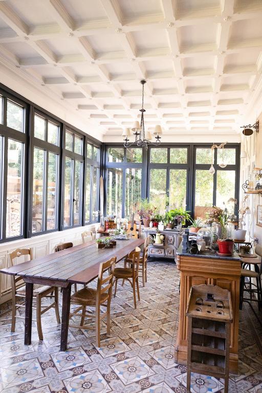 a large dining room with a table and chairs at La maison au fil du temps in Pont-Rémy