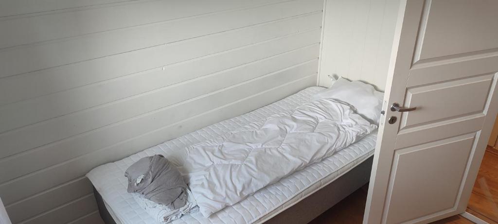 een klein bed in een hoek van een kamer bij Koselig leilighet 100m fra E6 in Fauske