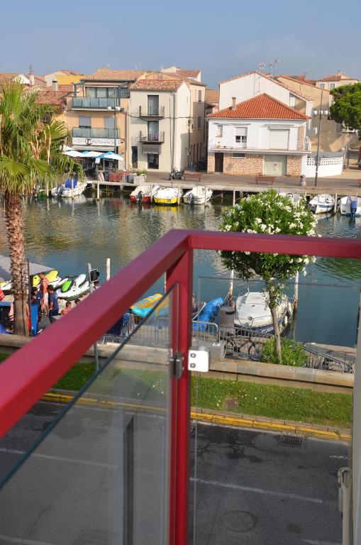 une vue d'une marina avec des bateaux dans l'eau dans l'établissement Maison de village rénovée !, au Grau-du-Roi