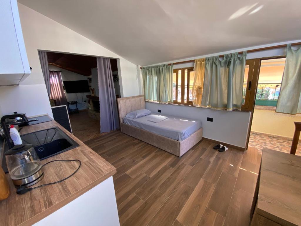 een keuken en een woonkamer met een bed bij Apartment with view in Tirana