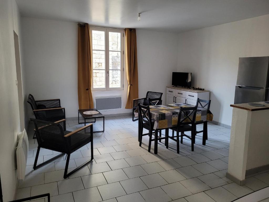 cocina y comedor con mesa y sillas en la petite montagne, en Le Puy-Notre-Dame