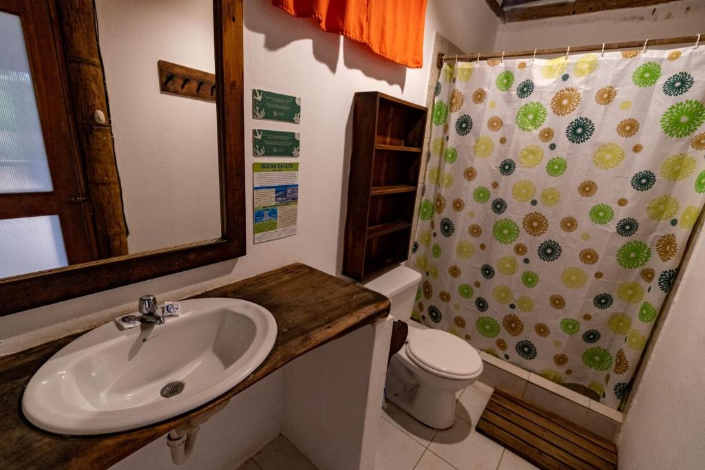 Koupelna v ubytování Suites La Tortuga