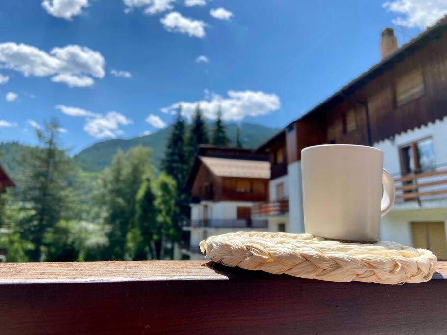 eine Kaffeetasse auf einem Tisch in der Unterkunft Relax in montagna in Bardonecchia