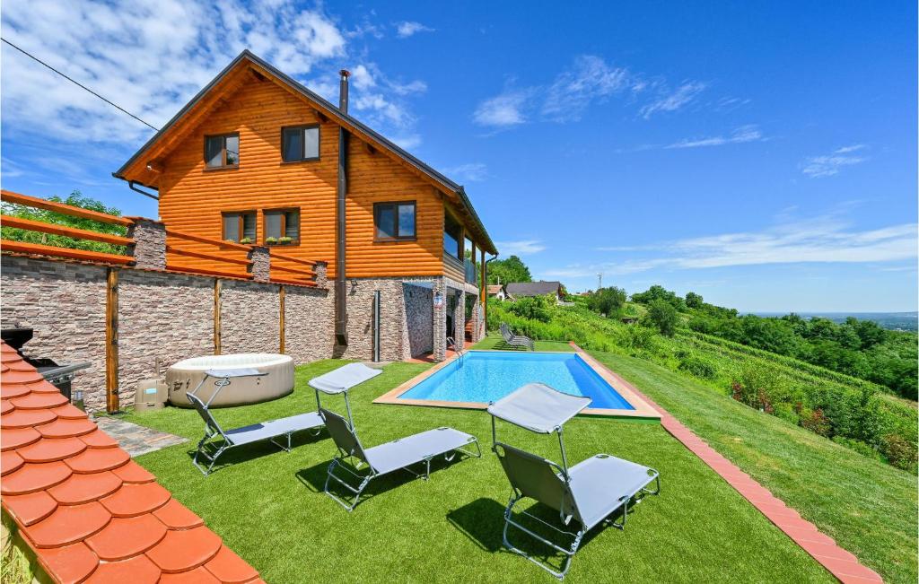 Casa de madera con piscina y sillas en Stunning Home In Grabrovnik With Wifi, en Grabrovnik