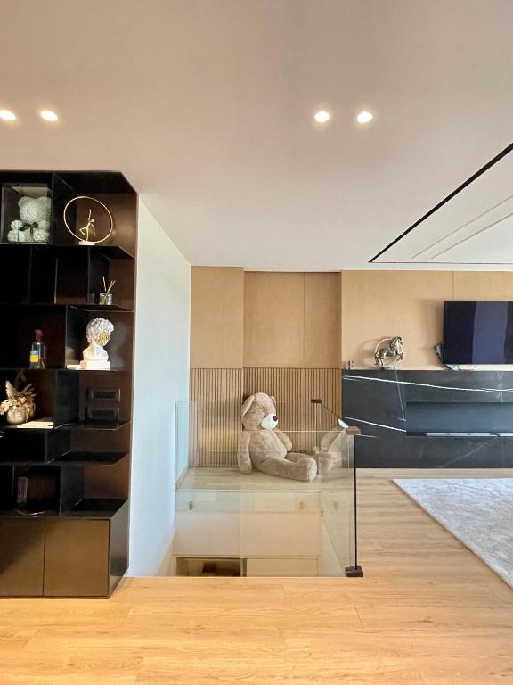 منطقة جلوس في Luxury Lake View Duplex with Indoor Fireplace