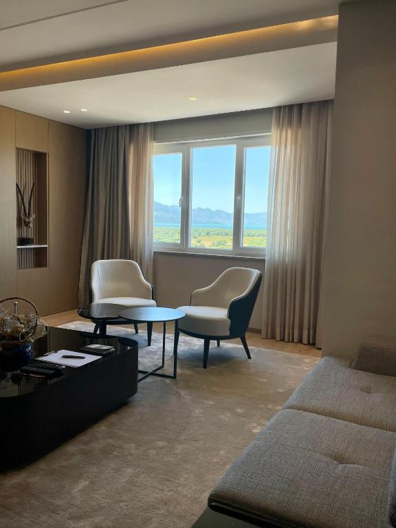 منطقة جلوس في Luxury Lake View Duplex with Indoor Fireplace
