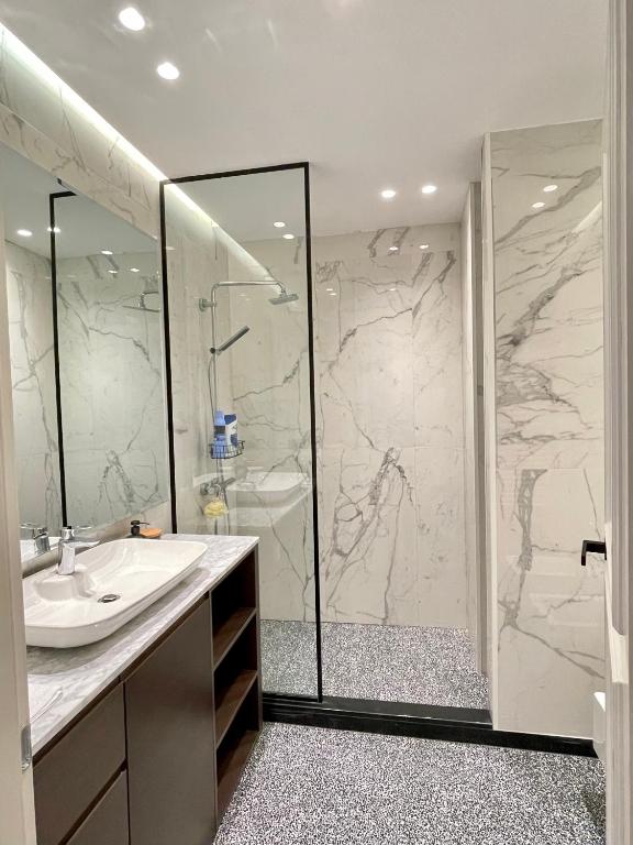 Luxury Lake View Duplex with Indoor Fireplace في شكودر: حمام مع حوض ودش