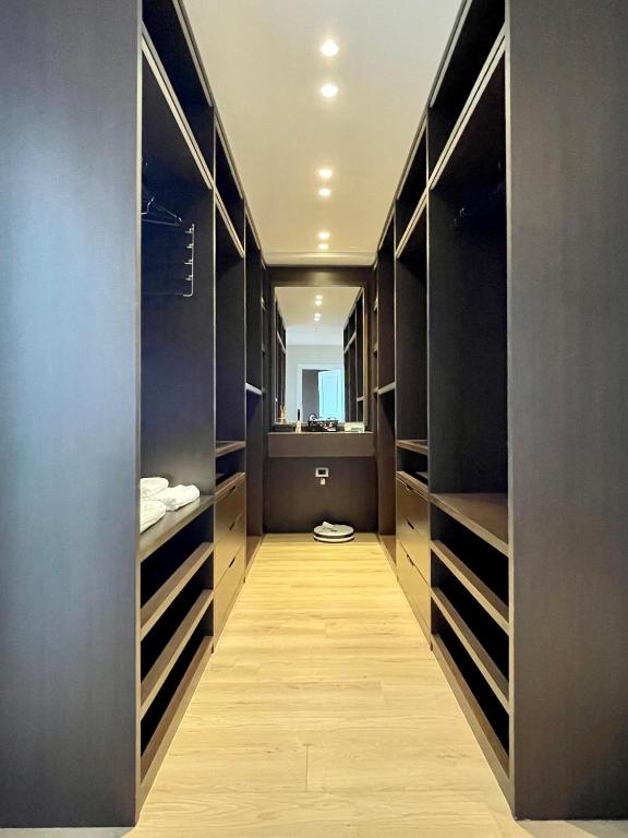 سرير أو أسرّة في غرفة في Luxury Lake View Duplex with Indoor Fireplace