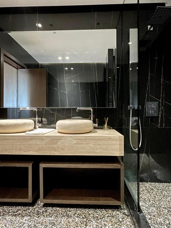 حمام في Luxury Lake View Duplex with Indoor Fireplace