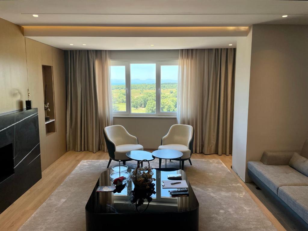 منطقة جلوس في Luxury Lake View Duplex with Indoor Fireplace