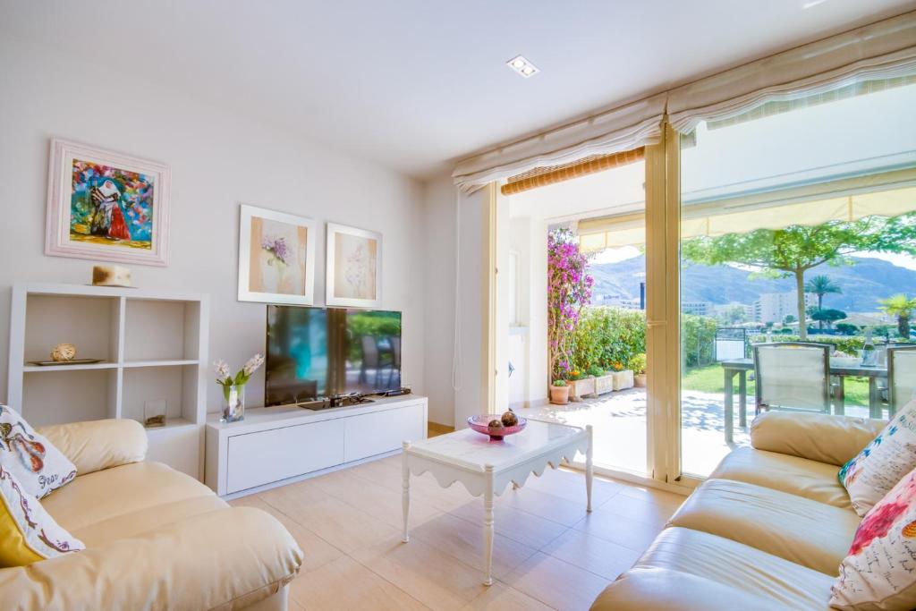 A television and/or entertainment centre at Ideal Property Mallorca - Tarongina