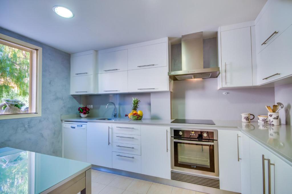A kitchen or kitchenette at Ideal Property Mallorca - Tarongina