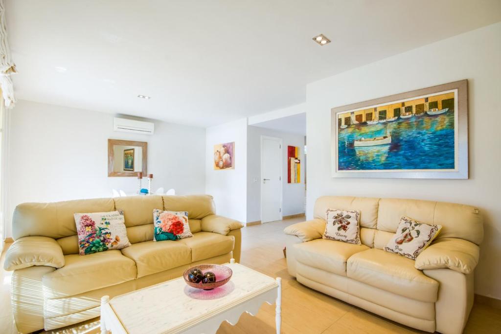 A seating area at Ideal Property Mallorca - Tarongina