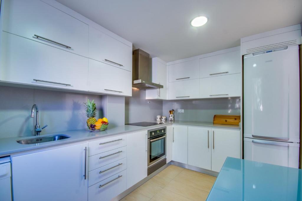 A kitchen or kitchenette at Ideal Property Mallorca - Tarongina