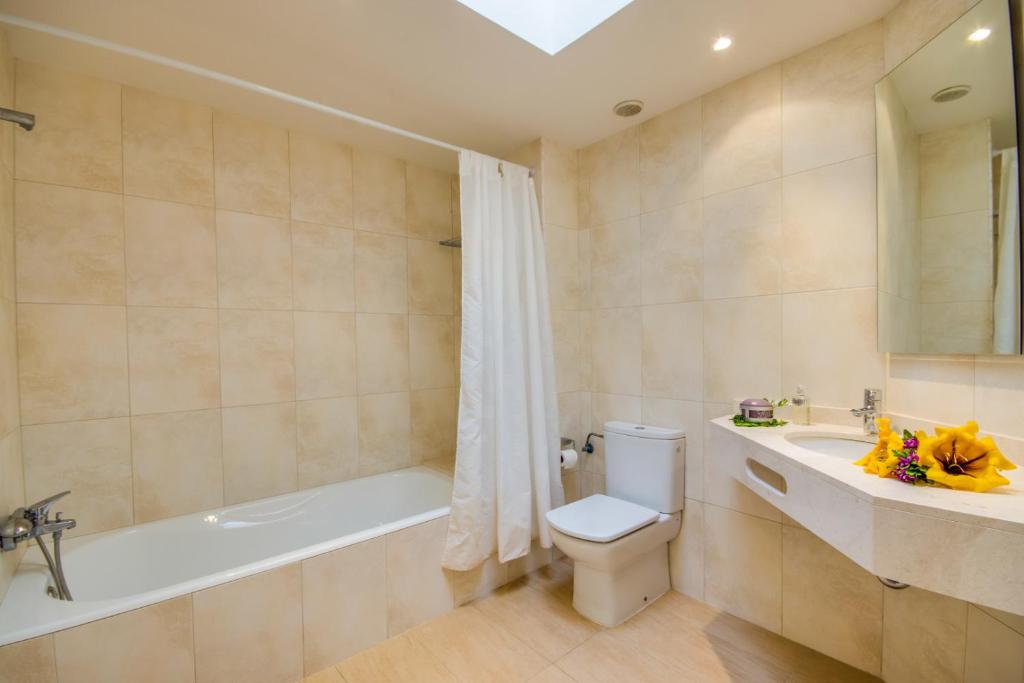 A bathroom at Ideal Property Mallorca - Tarongina