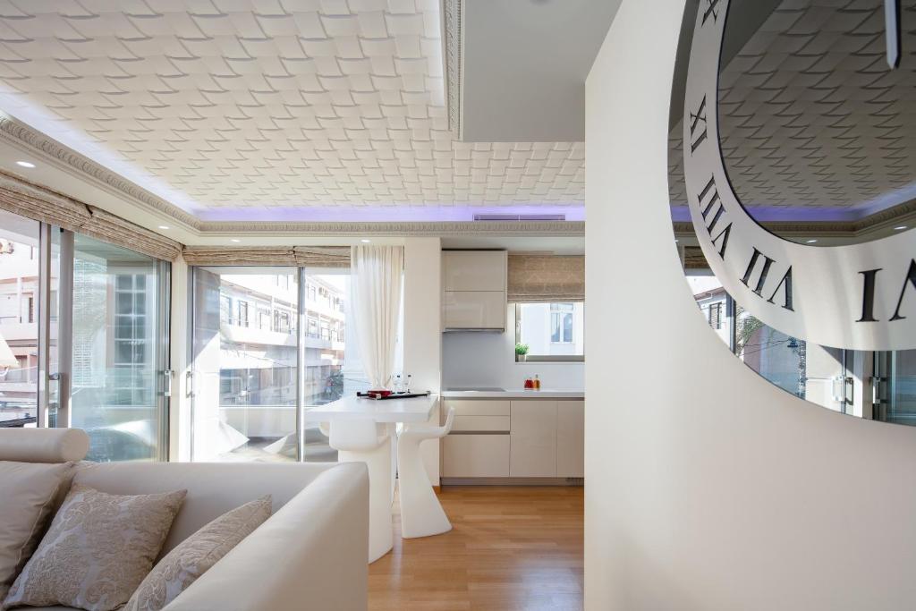Kuchyň nebo kuchyňský kout v ubytování De President Suite, DeMaNi President Suites