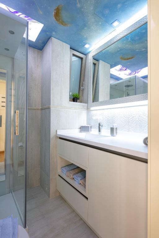 Koupelna v ubytování De President Suite, DeMaNi President Suites
