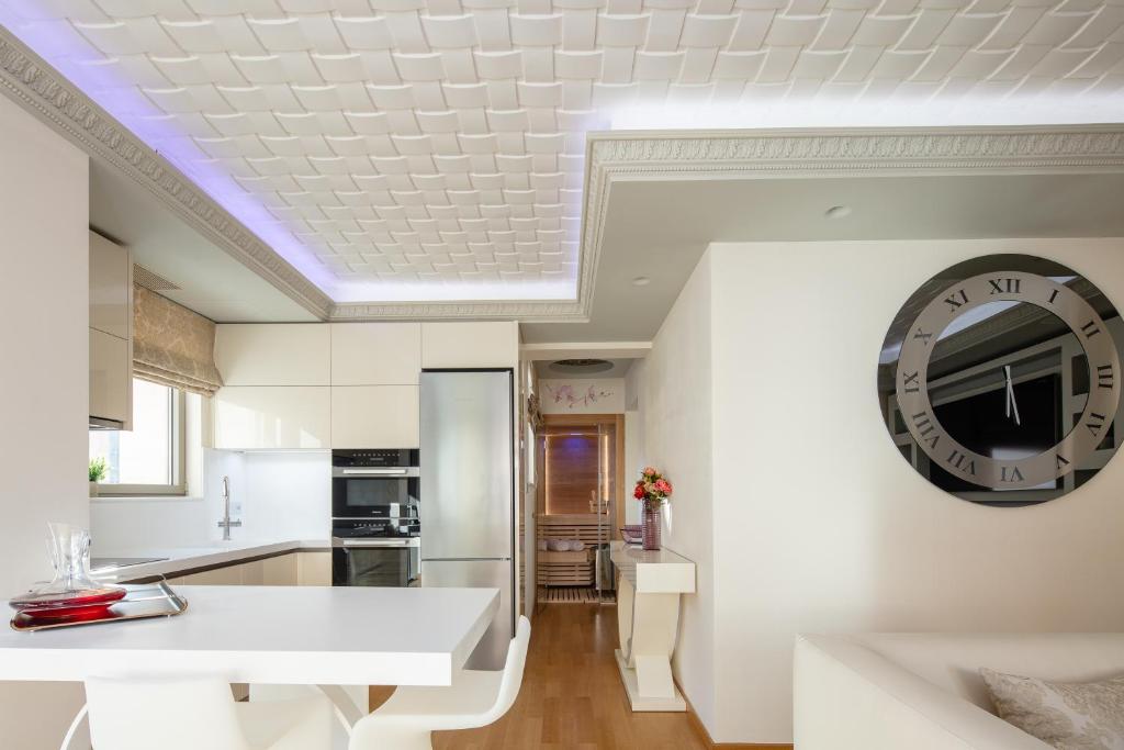 Kuchyň nebo kuchyňský kout v ubytování De President Suite, DeMaNi President Suites