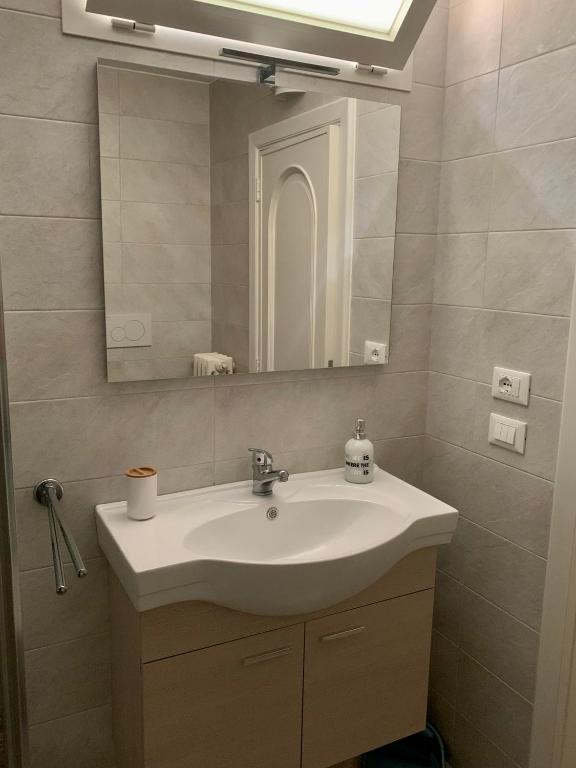 A bathroom at InterMezzo - located in the center of Salento equidistant from the 2 seas