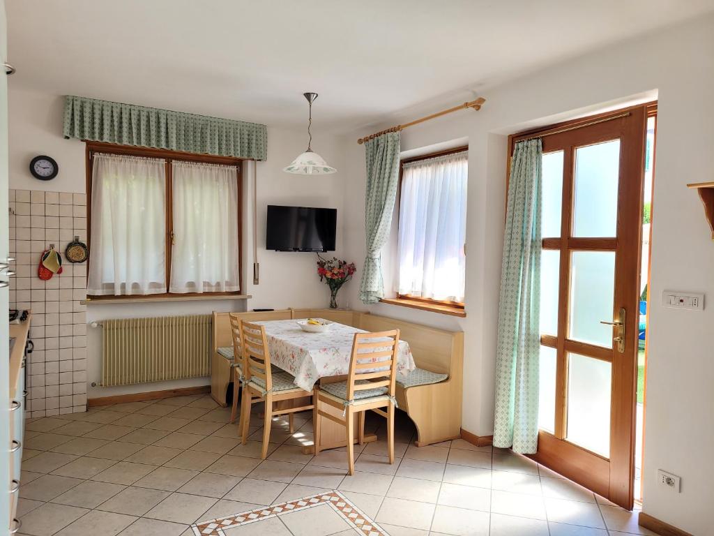 TV a/nebo společenská místnost v ubytování Appartamento "Laghet" a piano terra con giardino