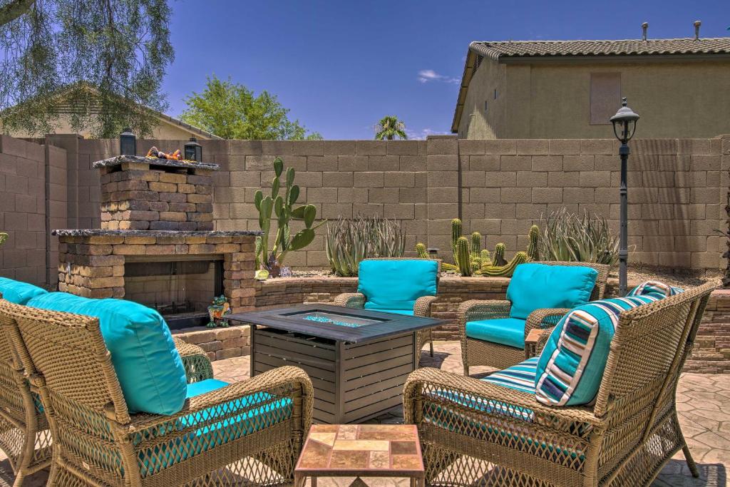 Chic Maricopa Getaway with Outdoor Oasis and Pool - Vakantiehuis