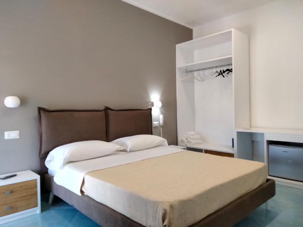 sypialnia z dużym łóżkiem i telewizorem w obiekcie Hotel da Alfredo w mieście Castellabate