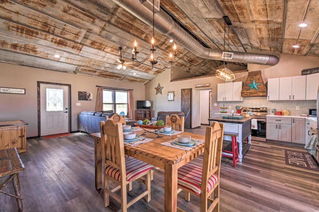 スティーブンビルにあるModern Stephenville Farmhouse 8 Mi to Dtwn!の木製のテーブルと椅子のあるキッチンとダイニングルーム