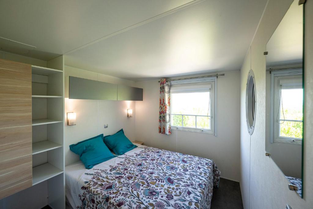 Postel nebo postele na pokoji v ubytování Charmant camping Familiale 3 Etoiles vue 360 plage piscine à débordement empl XXL