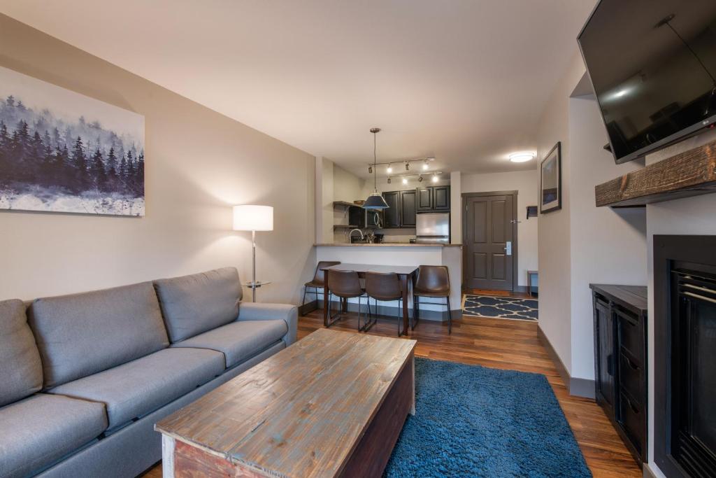 sala de estar con sofá y mesa en Zephyr Mountain Lodge Premium-Rated 1214 en Winter Park