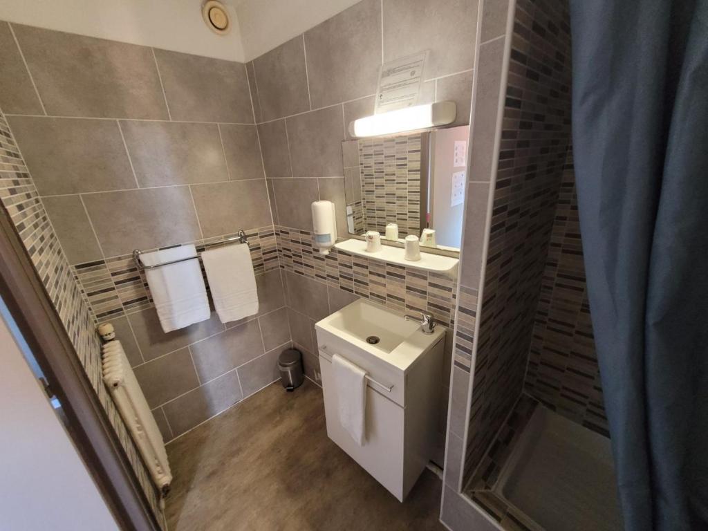 Koupelna v ubytování Le Cérétan Hôtel