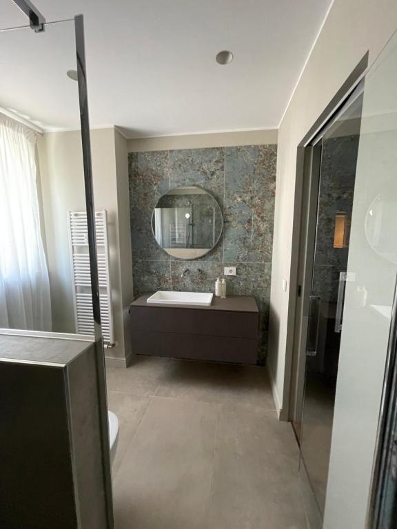 Łóżko lub łóżka w pokoju w obiekcie Villa Vitae - Alba Pompeia - Luxury apartment