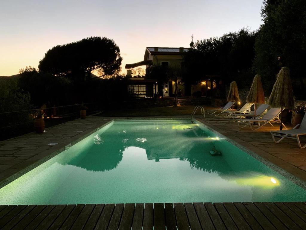 una piscina in un cortile con sedie e una casa di Il Gelso a San Bartolomeo