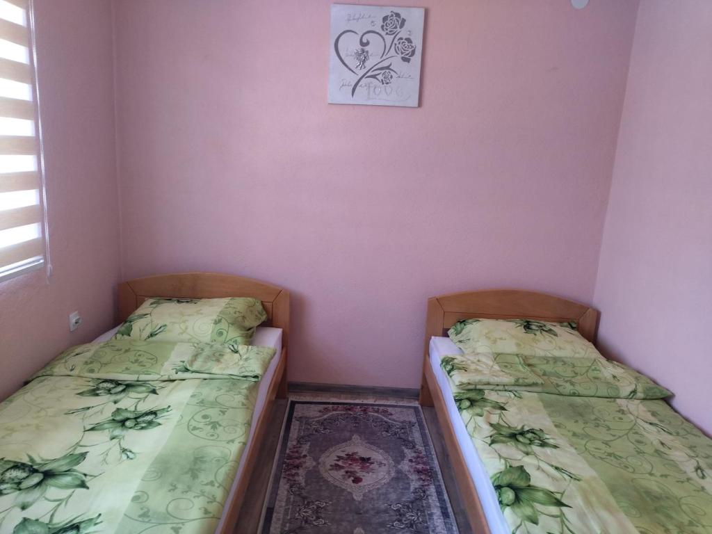 Postel nebo postele na pokoji v ubytování Apartman i sobe Milica Vrnjacka Banja