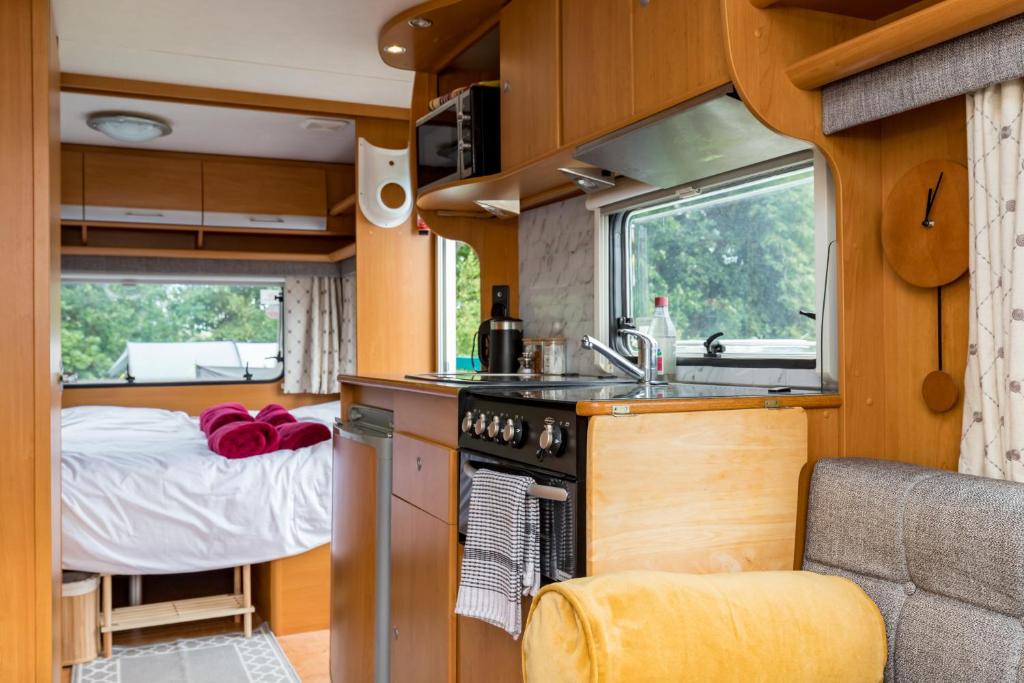 Kuchyň nebo kuchyňský kout v ubytování Cosy Caravan on Luxury Campsite