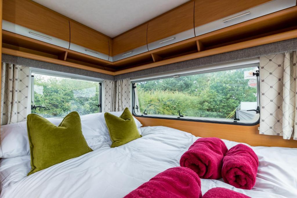 Postel nebo postele na pokoji v ubytování Cosy Caravan on Luxury Campsite