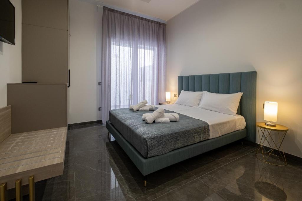 una camera da letto con un letto con due peluche sopra di Moonlight B&B a Porto Cesareo