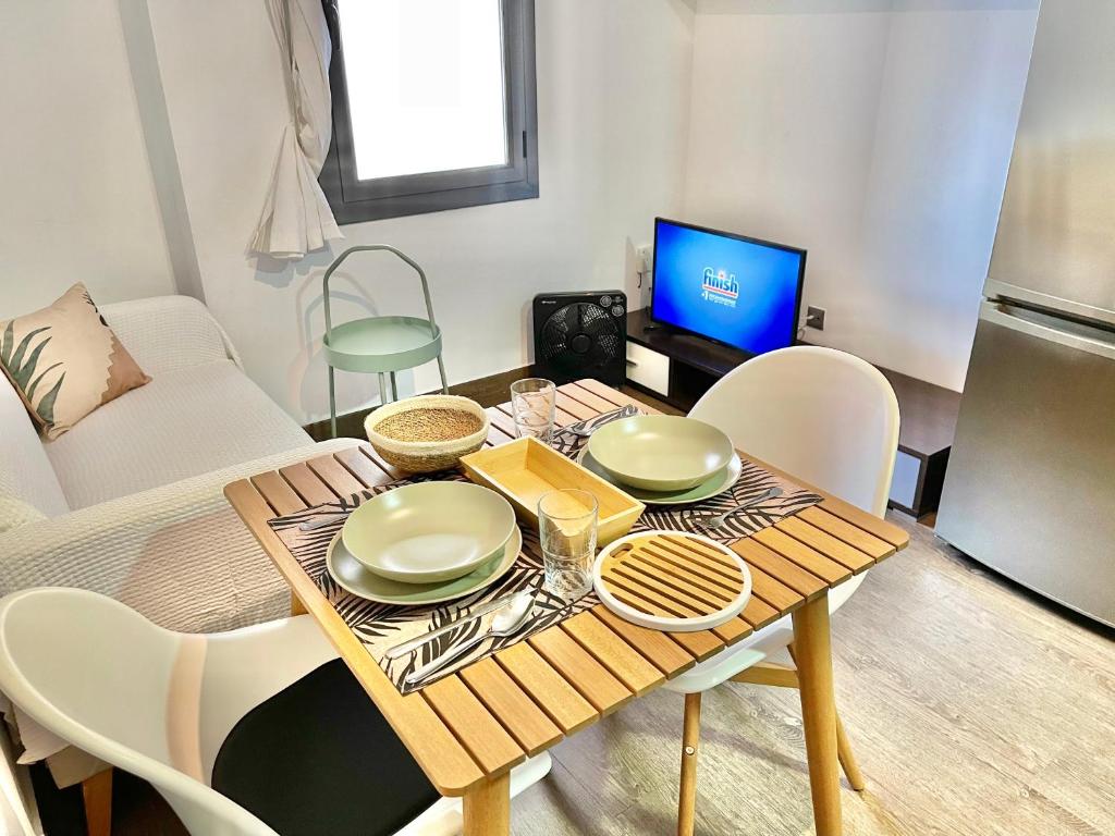 Televízia a/alebo spoločenská miestnosť v ubytovaní Apartamentos Blanes Petit