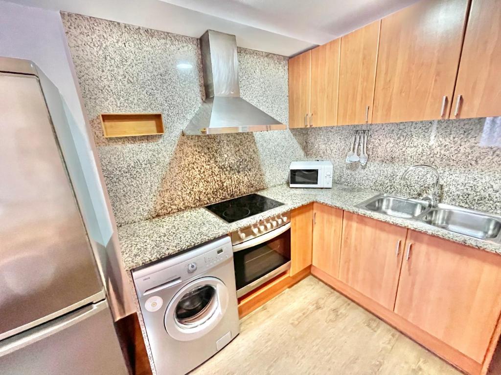 Kuchyňa alebo kuchynka v ubytovaní Apartamentos Blanes Petit