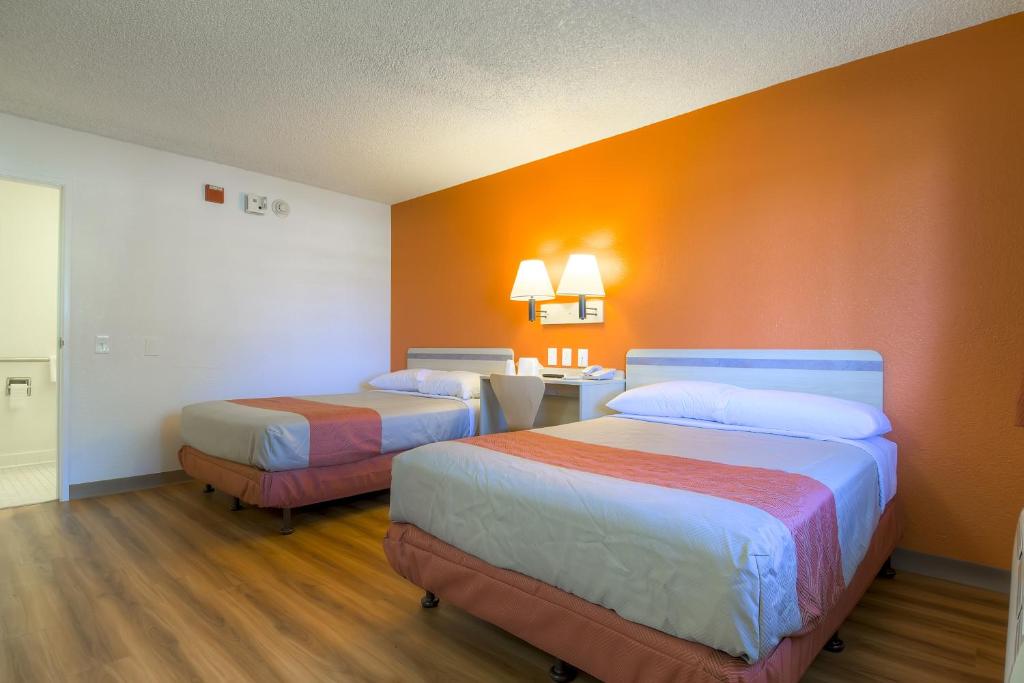 Postel nebo postele na pokoji v ubytování Motel 6-Rancho Mirage, CA - Palm Springs