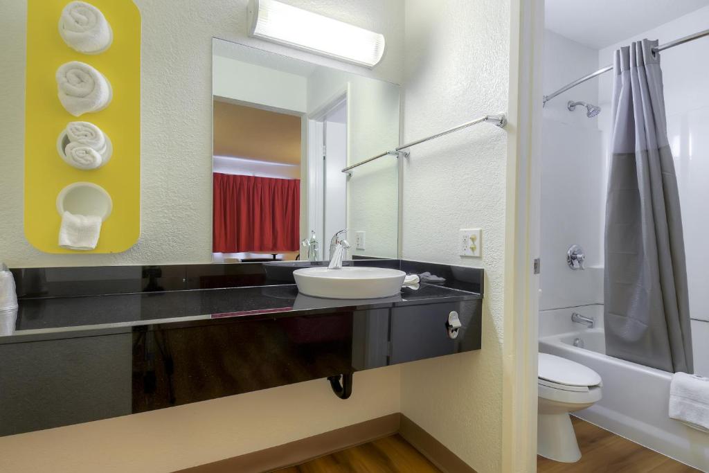 Koupelna v ubytování Motel 6-Rancho Mirage, CA - Palm Springs
