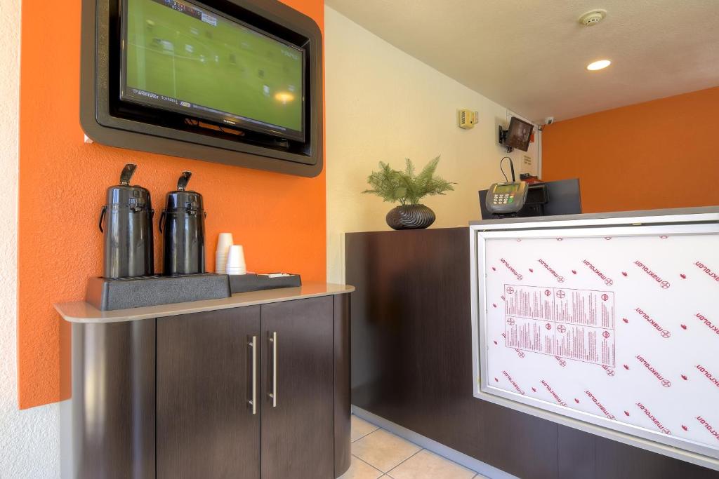 TV a/nebo společenská místnost v ubytování Motel 6-Rancho Mirage, CA - Palm Springs