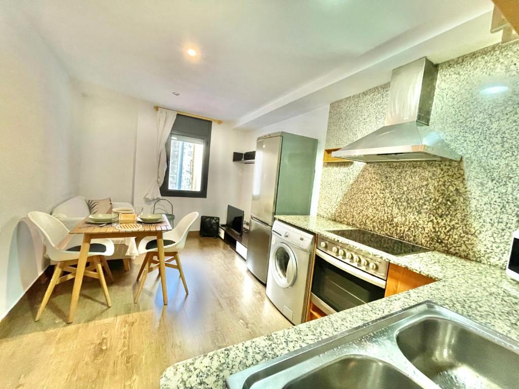 Kuchyňa alebo kuchynka v ubytovaní Apartamentos Blanes Petit