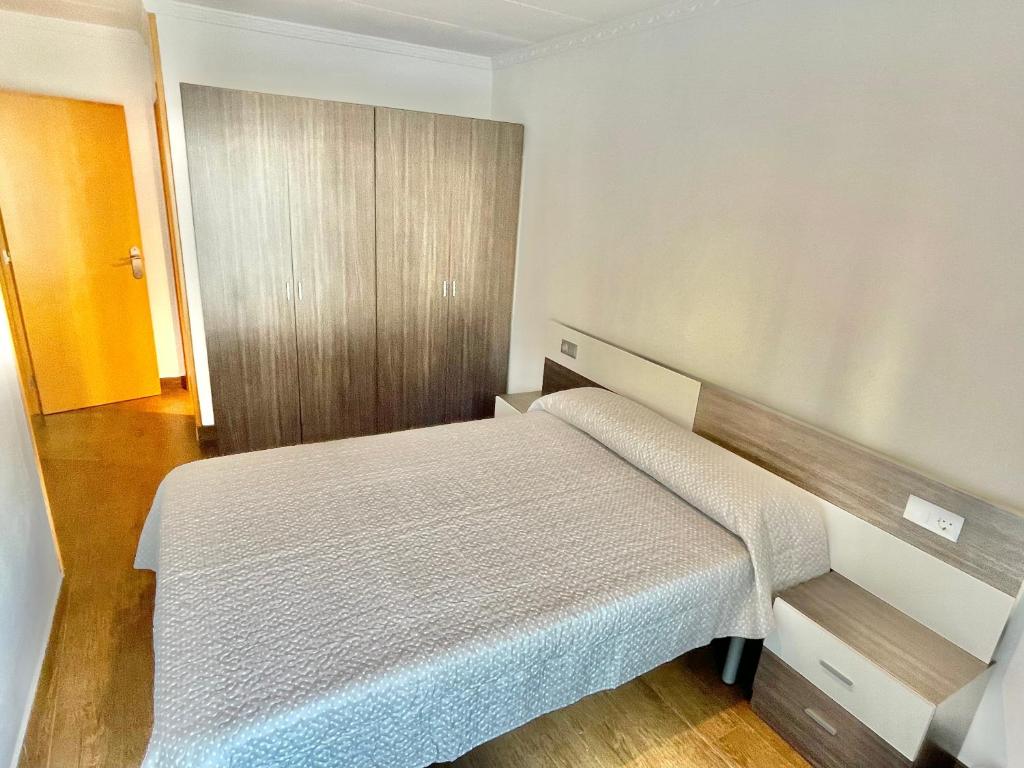 Posteľ alebo postele v izbe v ubytovaní Apartamentos Blanes Petit