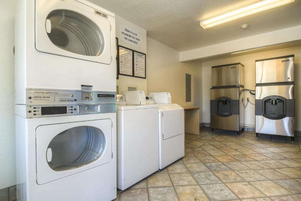 Kuchyň nebo kuchyňský kout v ubytování Motel 6-Rancho Mirage, CA - Palm Springs