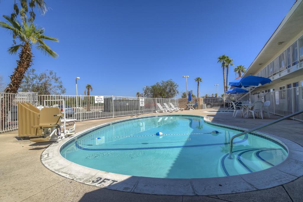 Bazén v ubytování Motel 6-Rancho Mirage, CA - Palm Springs nebo v jeho okolí