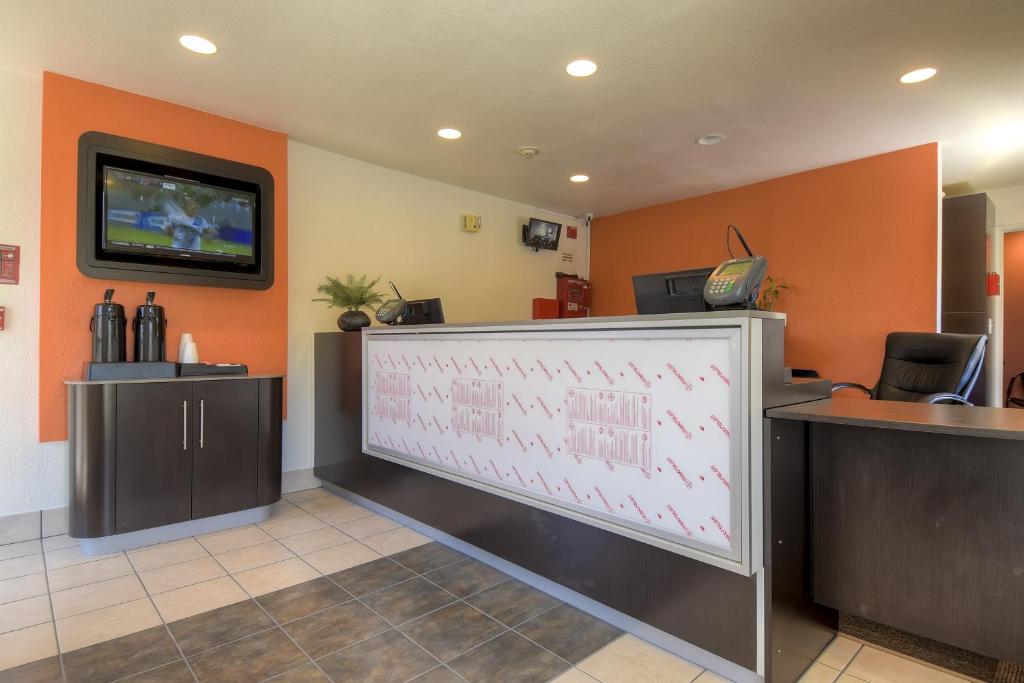 TV a/nebo společenská místnost v ubytování Motel 6-Rancho Mirage, CA - Palm Springs