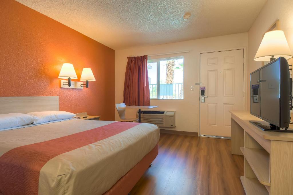 Postel nebo postele na pokoji v ubytování Motel 6-Rancho Mirage, CA - Palm Springs
