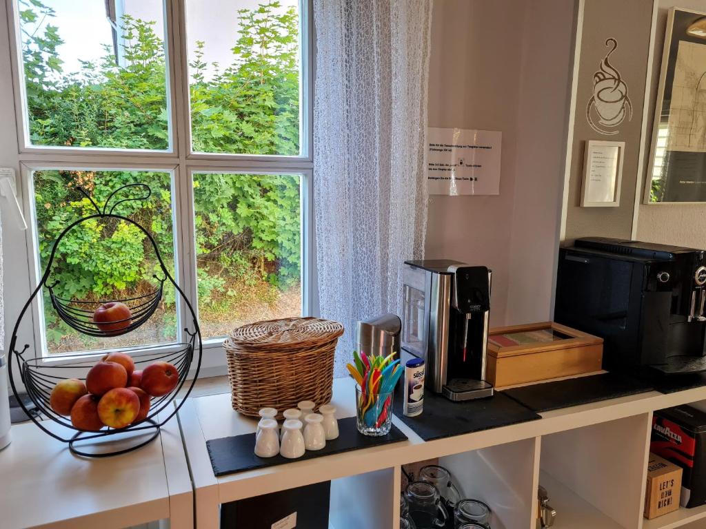 Příslušenství pro přípravu čaje a kávy v ubytování Hotel Wolke