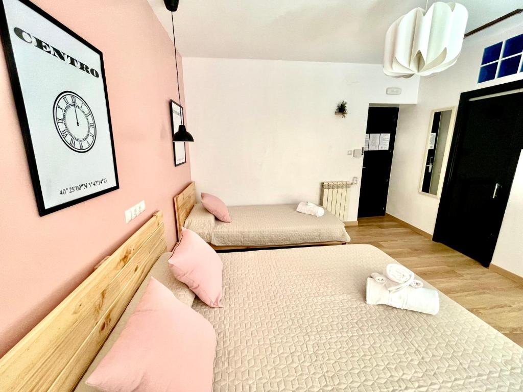 Postel nebo postele na pokoji v ubytování OPERA ROOMS