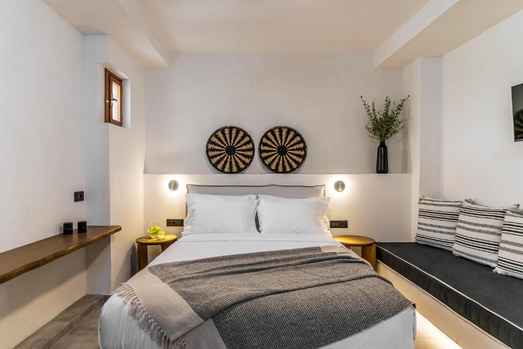 Amer Suites في فيرا: غرفة نوم بسرير كبير وطاولتين